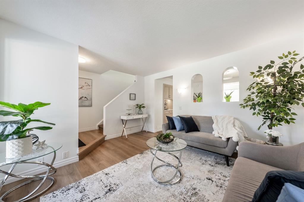 2213 Woodview Drive SW, Calgary — photo 4 of 37