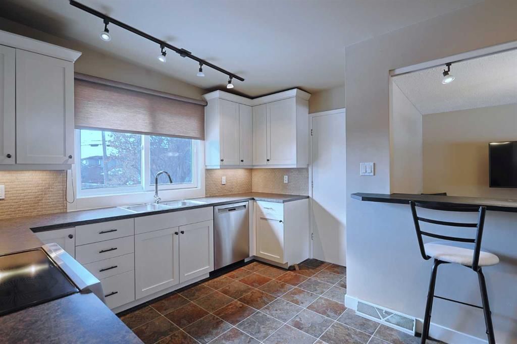 5219 Brisebois Drive NW, Calgary — photo 3 of 37