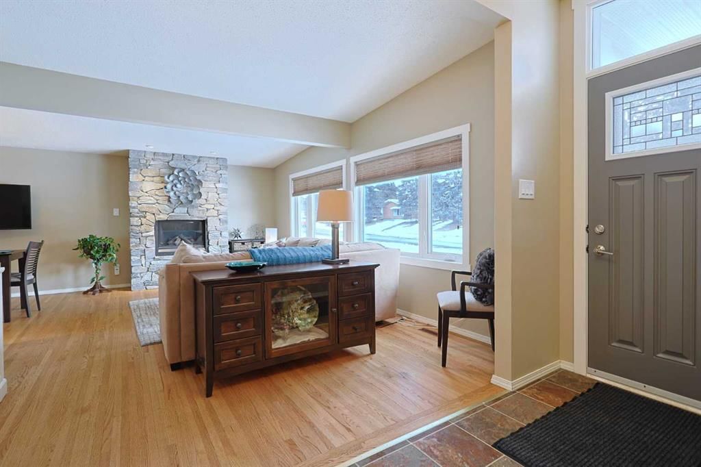 5219 Brisebois Drive NW, Calgary — photo 5 of 37