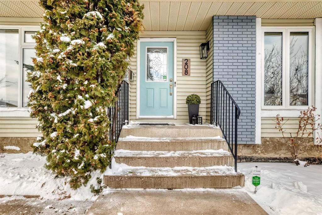 208 Woodbine Boulevard SW, Calgary — main listing photo