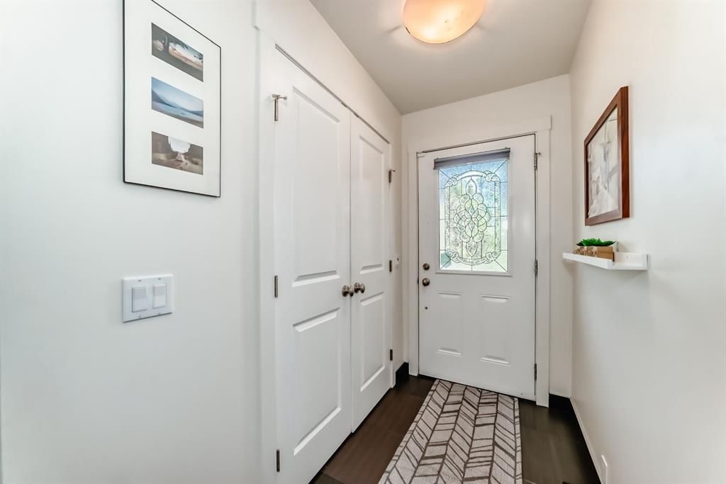 208 Woodbine Boulevard SW, Calgary — photo 4 of 50
