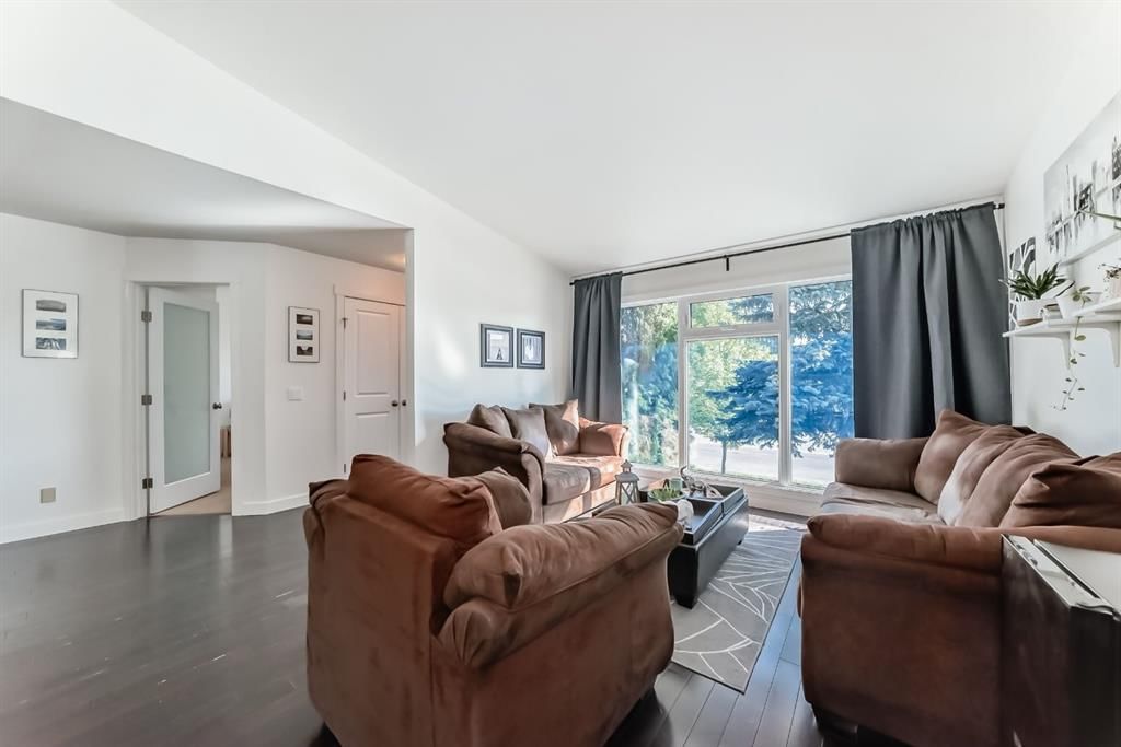 208 Woodbine Boulevard SW, Calgary — photo 5 of 50