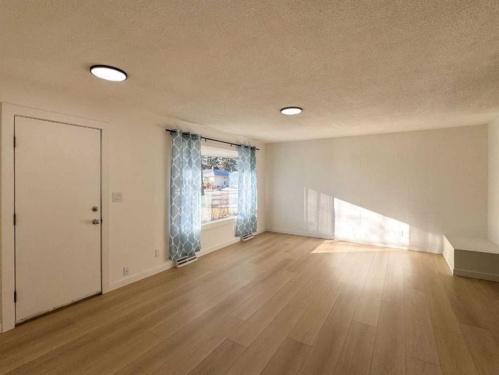 2212 72 Avenue SE, Calgary — photo 3 of 26