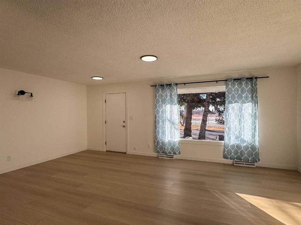 2212 72 Avenue SE, Calgary — photo 4 of 26