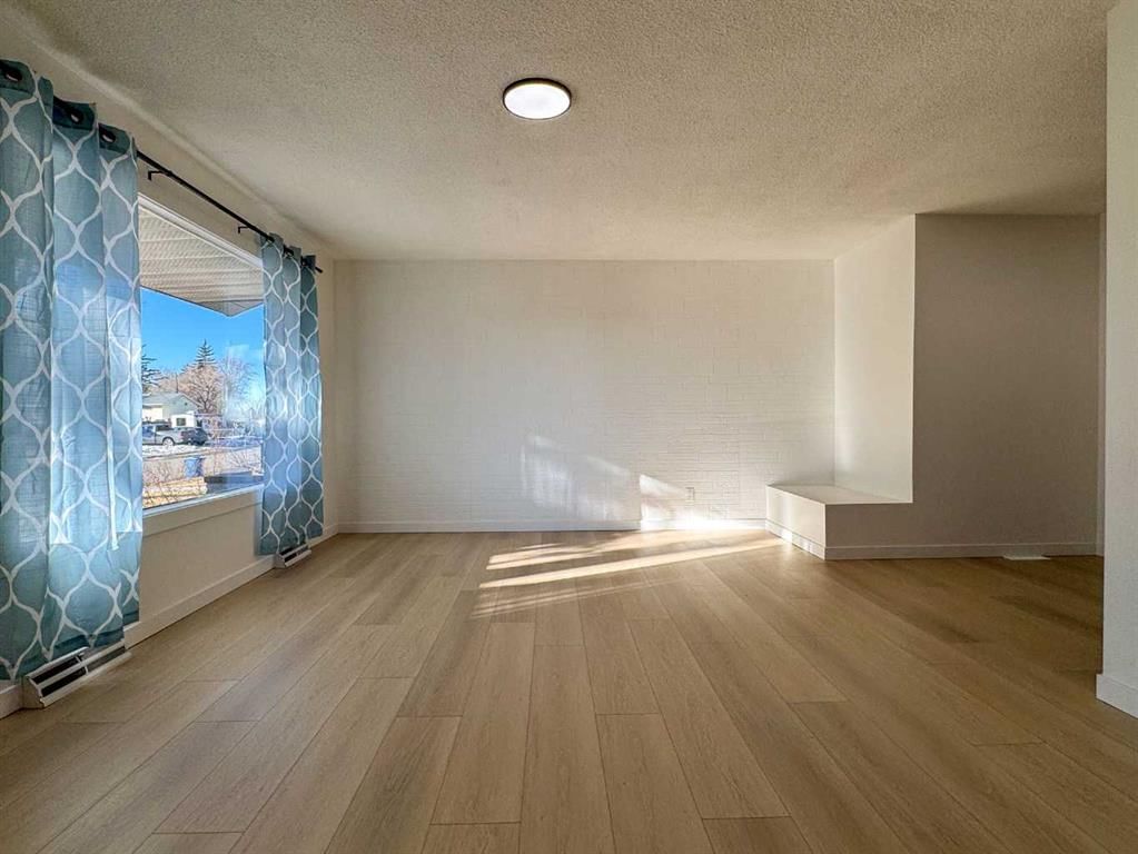 2212 72 Avenue SE, Calgary — photo 5 of 26