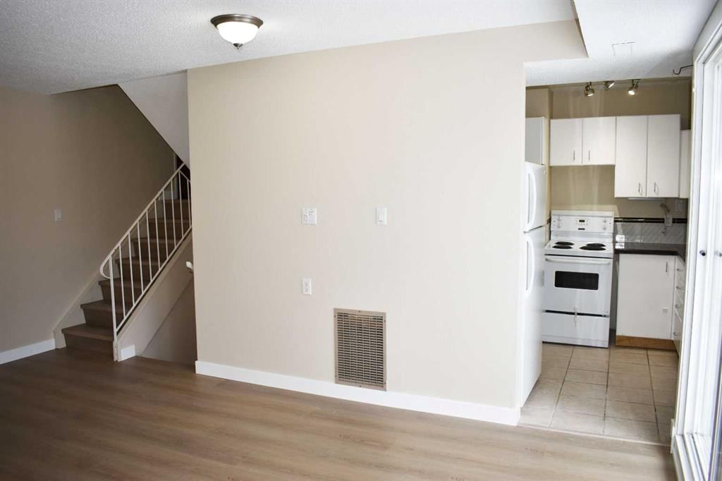 4, 4740 Dalton Drive NW, Calgary — photo 5 of 22