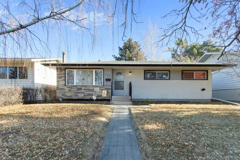 123 Glacier Drive SW, Calgary — main listing photo