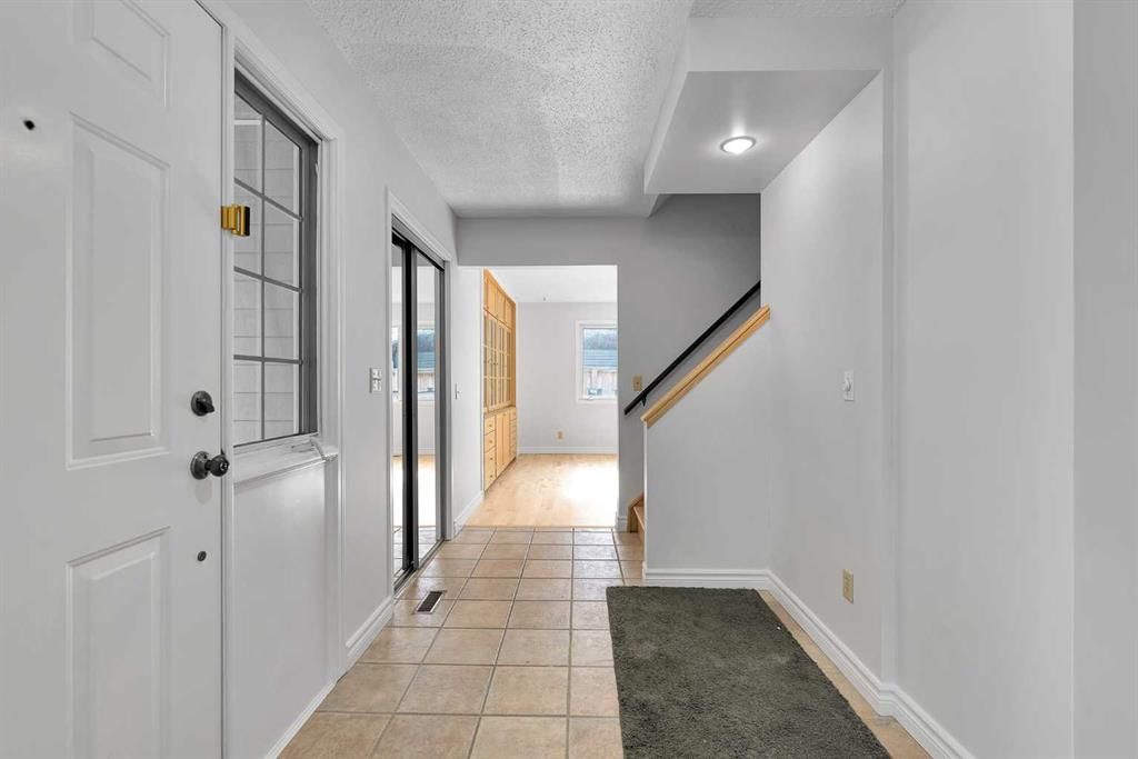 815 Woodpark Way SW, Calgary — photo 3 of 50