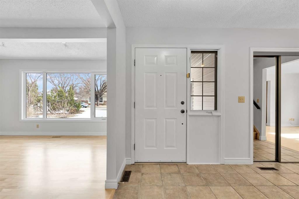 815 Woodpark Way SW, Calgary — photo 4 of 50