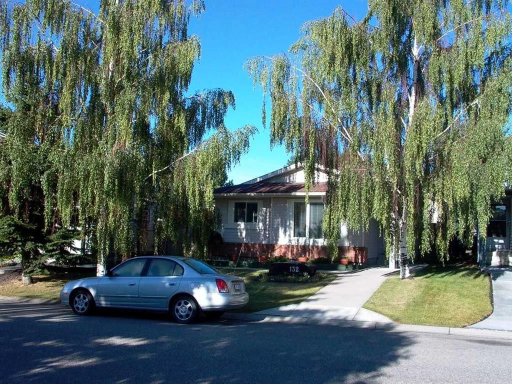 132 Shawcliffe Circle SW, Calgary — photo 2 of 35