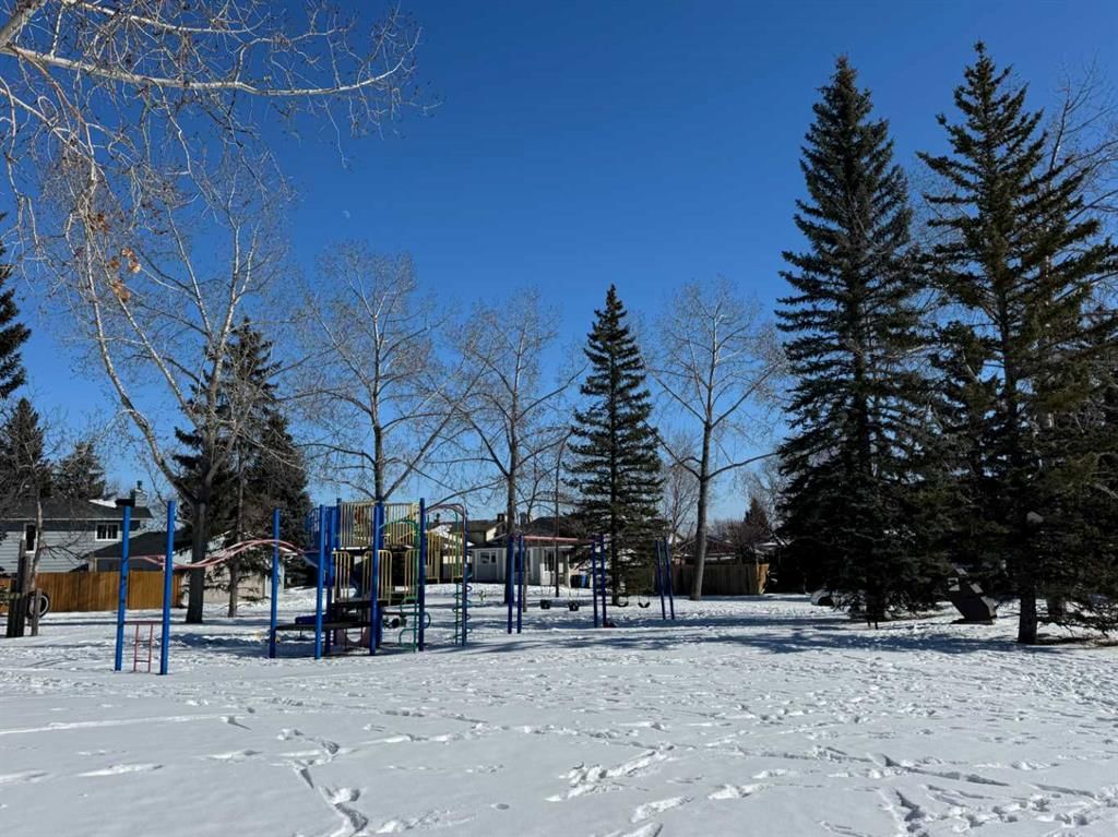 132 Shawcliffe Circle SW, Calgary — photo 4 of 35
