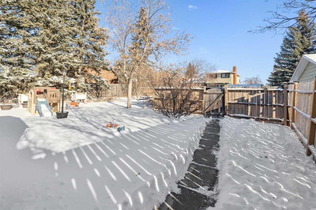 228 Silvercreek Way NW, Calgary — photo 4 of 9