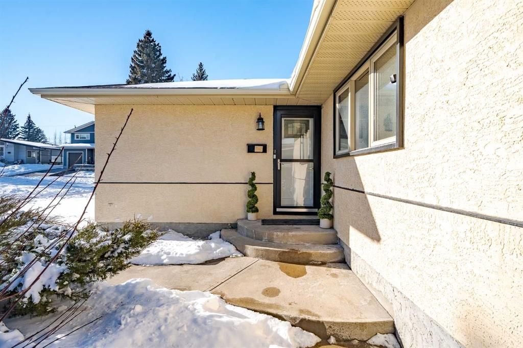 94 Brantford Crescent NW, Calgary — photo 2 of 37