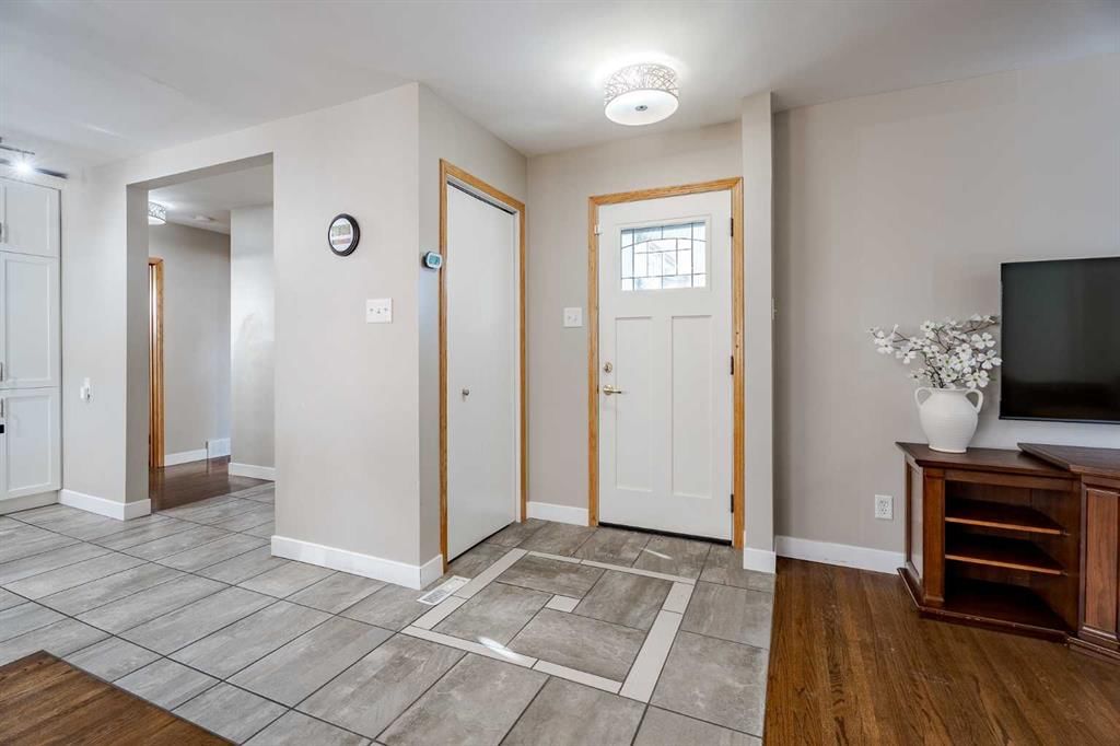94 Brantford Crescent NW, Calgary — photo 3 of 37