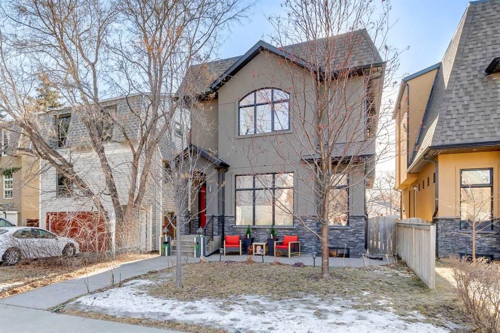 2407 Westmount Road NW, Calgary — photo 2 of 50
