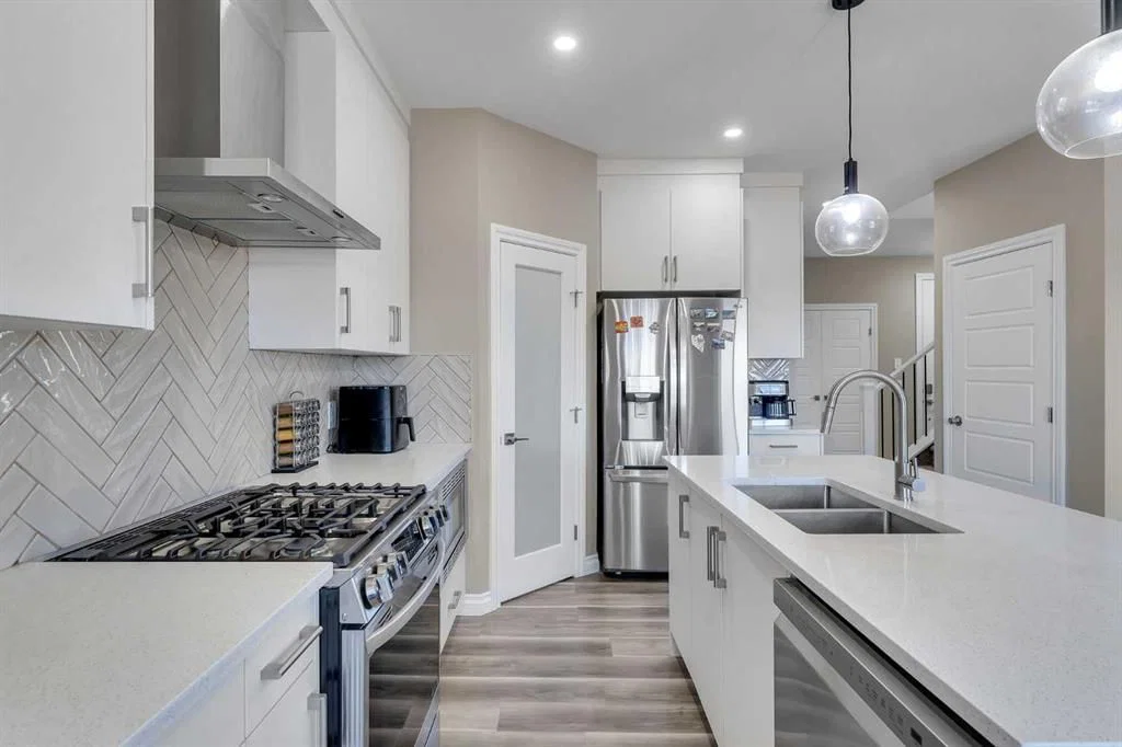 521 Corner Meadows Way NE, Calgary — photo 5 of 43