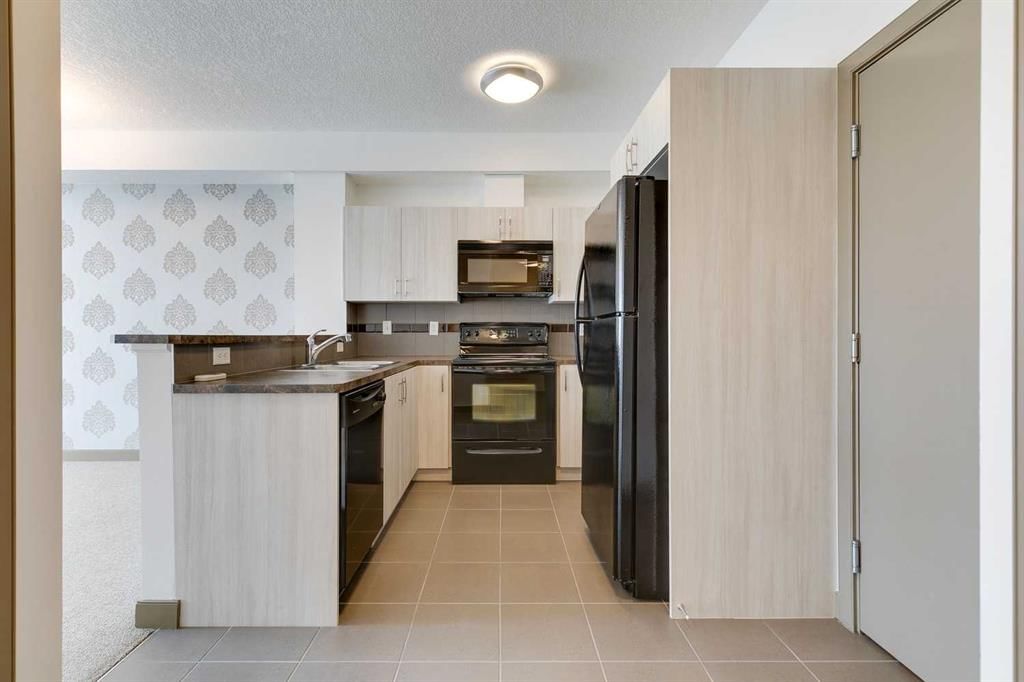210, 2420 34 Avenue SW, Calgary — photo 4 of 19