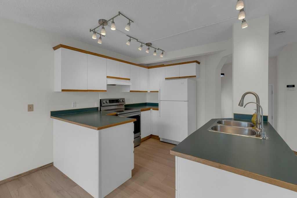 9473 Hidden Valley Drive NW, Calgary — photo 4 of 30