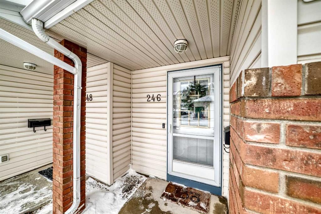 246 Rocky Ridge Court NW, Calgary — photo 4 of 40