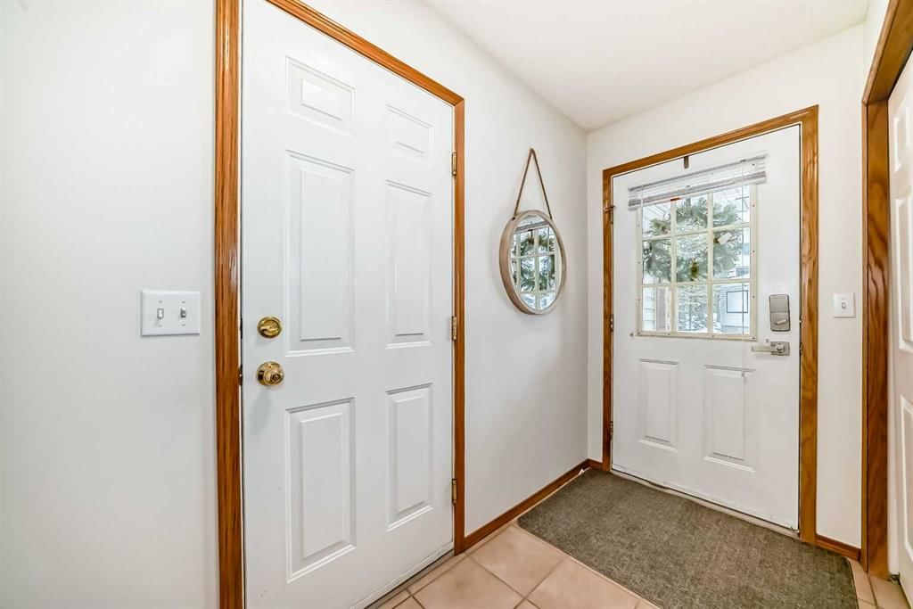 246 Rocky Ridge Court NW, Calgary — photo 5 of 40