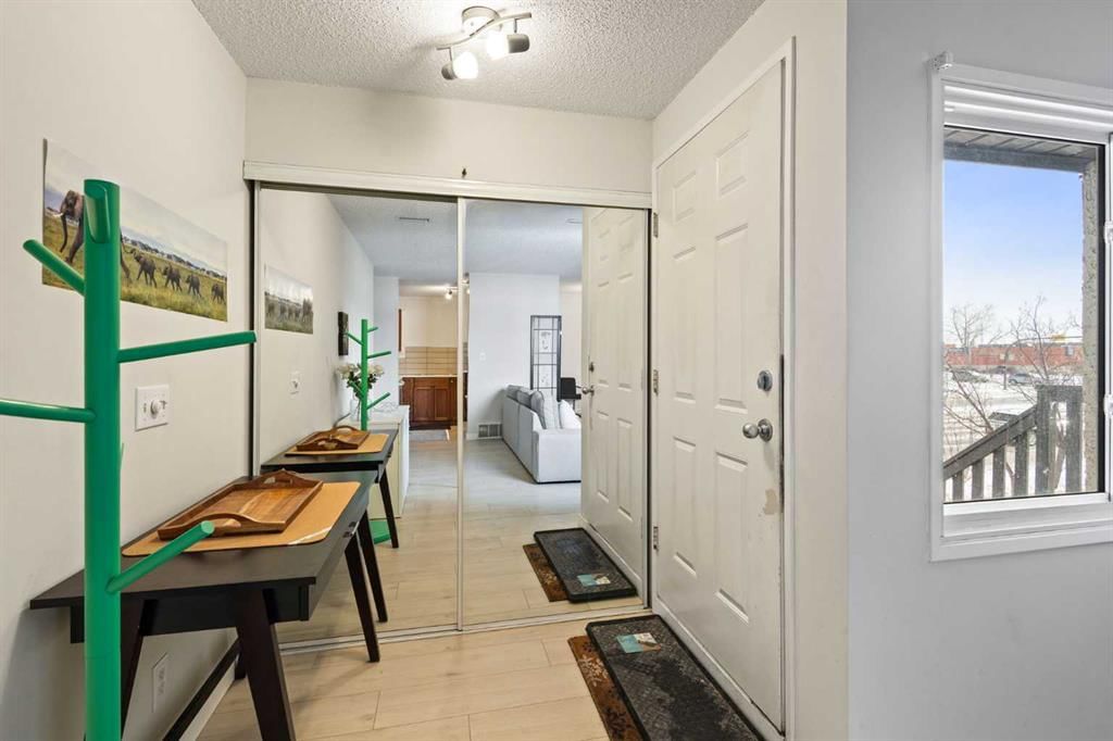 11027 24 Street SW, Calgary — photo 3 of 28