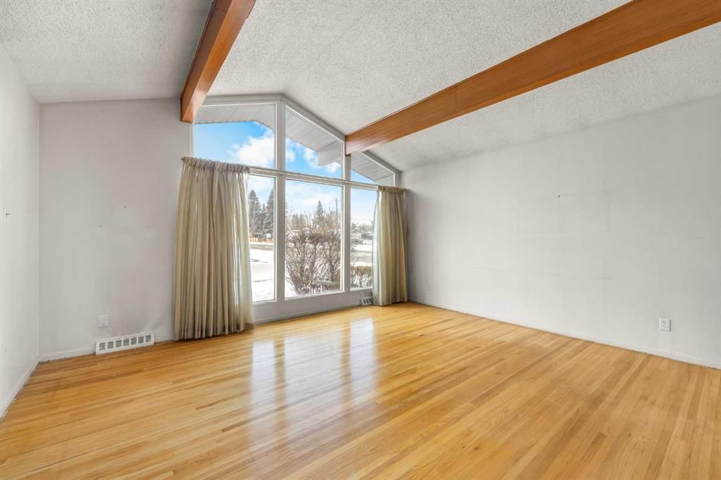 8304 11 Street SW, Calgary — photo 4 of 25