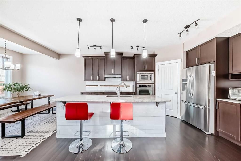 11 Cougar Ridge Place SW, Calgary — photo 5 of 31