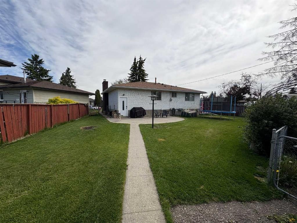 35 Penworth Place SE, Calgary — photo 2 of 30