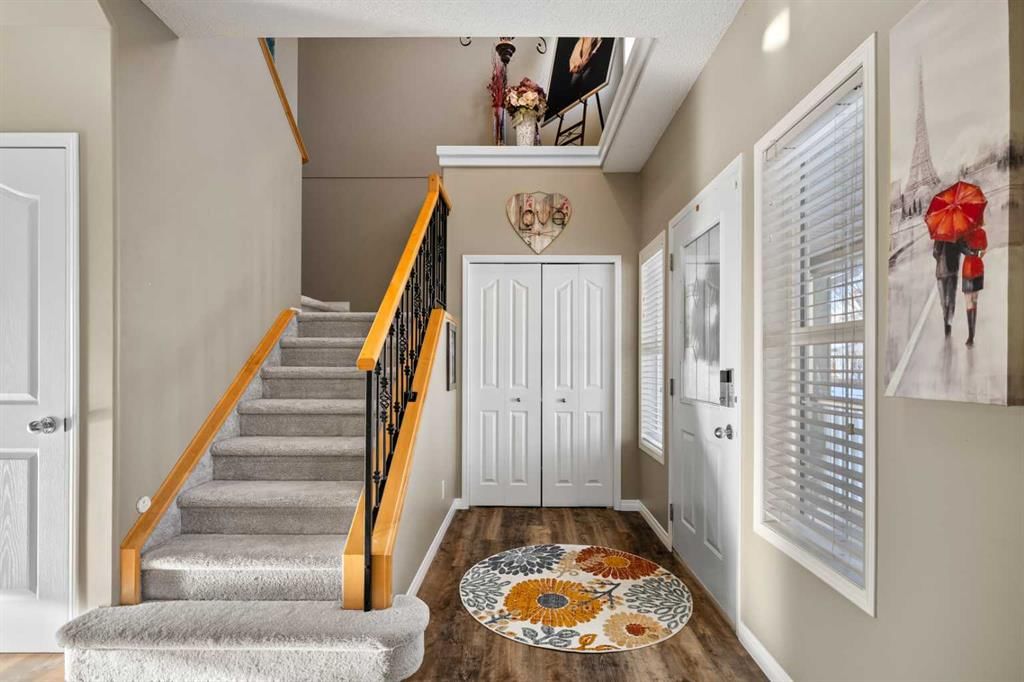 76 Inverness Drive SE, Calgary — photo 3 of 42