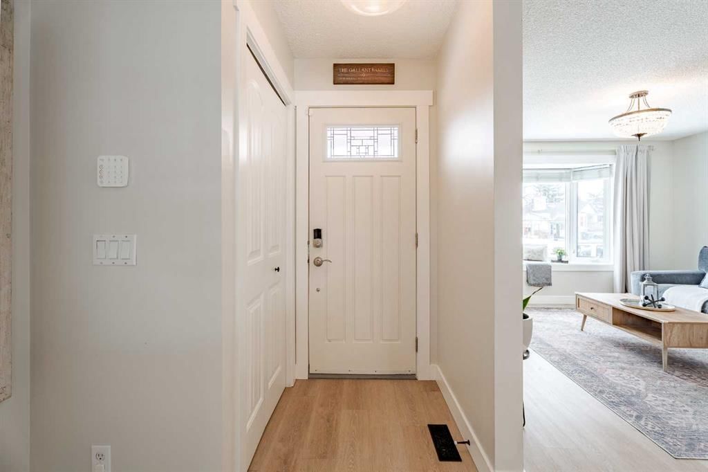 531 Deerpath Court SE, Calgary — photo 3 of 32