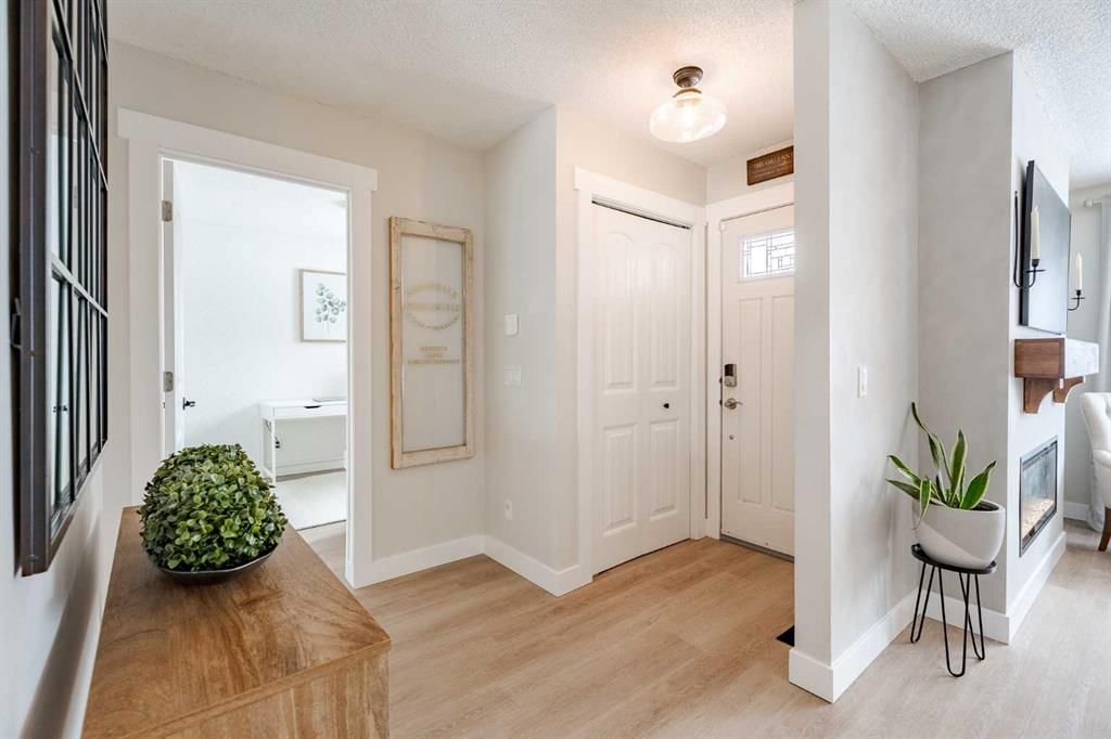 531 Deerpath Court SE, Calgary — photo 4 of 32