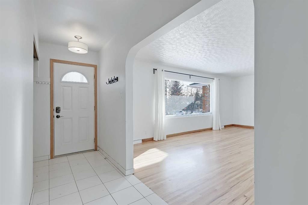2607 Granville Street SW, Calgary — photo 2 of 36