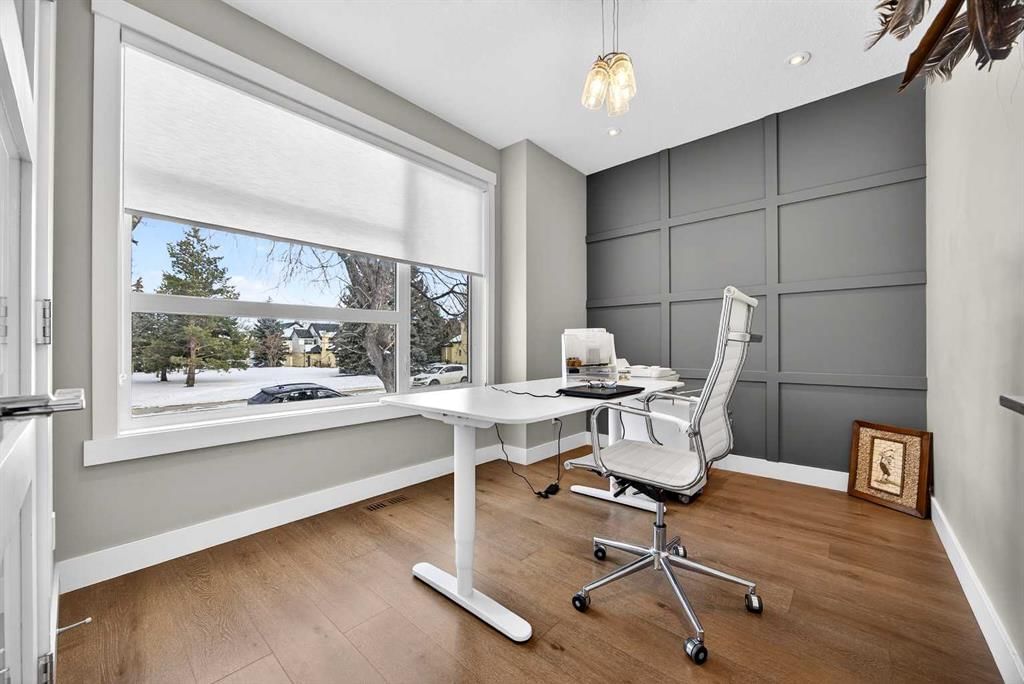 435 31 Avenue NW, Calgary — photo 4 of 49
