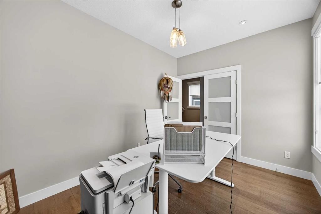 435 31 Avenue NW, Calgary — photo 5 of 49