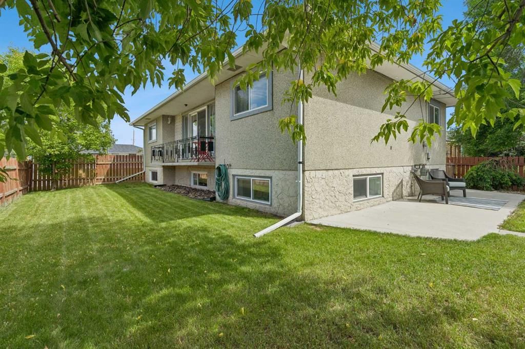 2001 46 Street SE, Calgary — photo 3 of 43