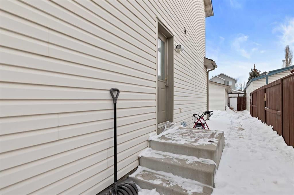 101 Taravista Crescent, Calgary — photo 4 of 35