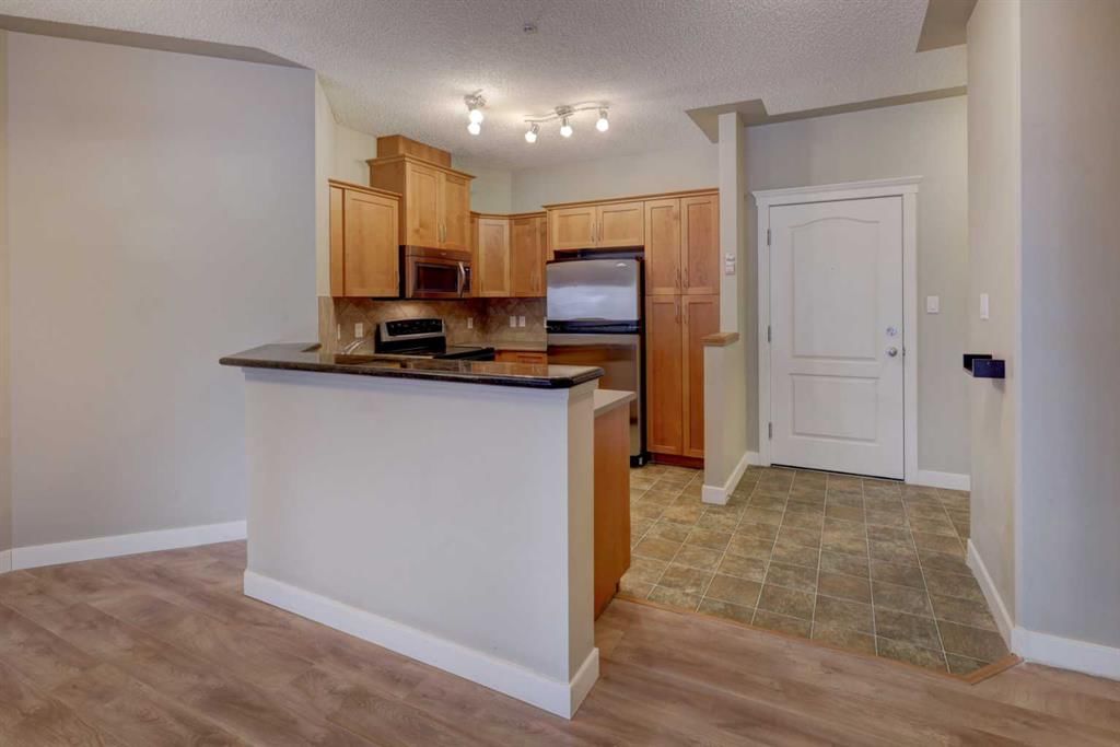209, 10 Discovery Ridge Close SW, Calgary — photo 2 of 32