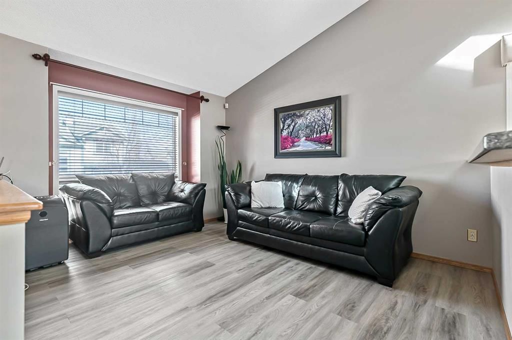 196 Erin Meadow Way SE, Calgary — photo 3 of 25