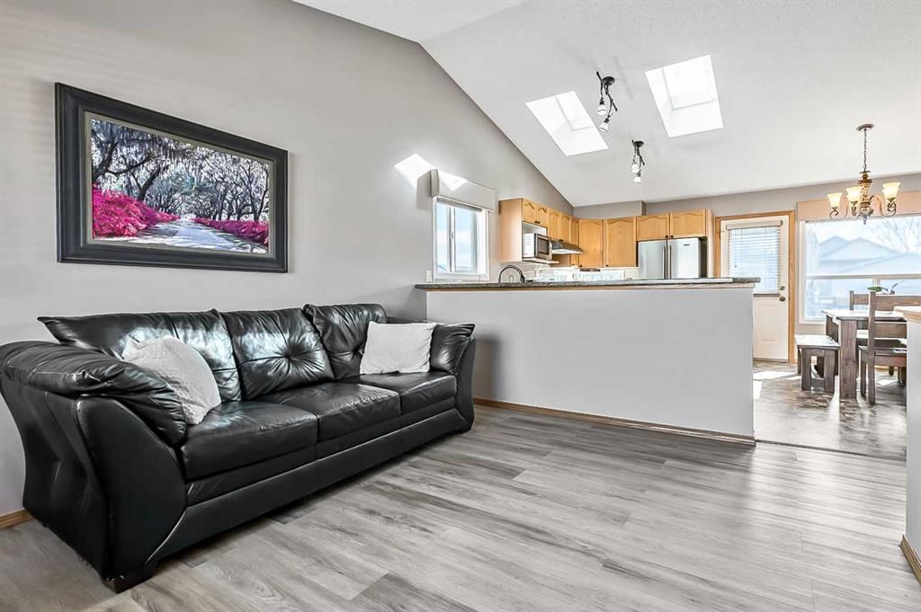 196 Erin Meadow Way SE, Calgary — photo 4 of 25