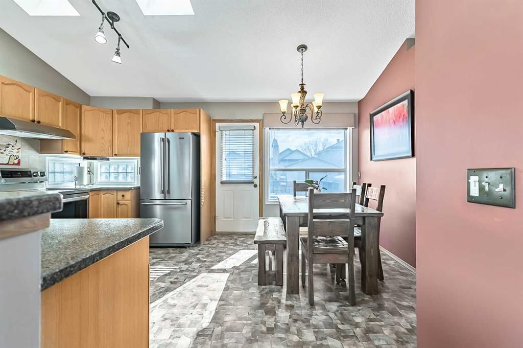 196 Erin Meadow Way SE, Calgary — photo 5 of 25