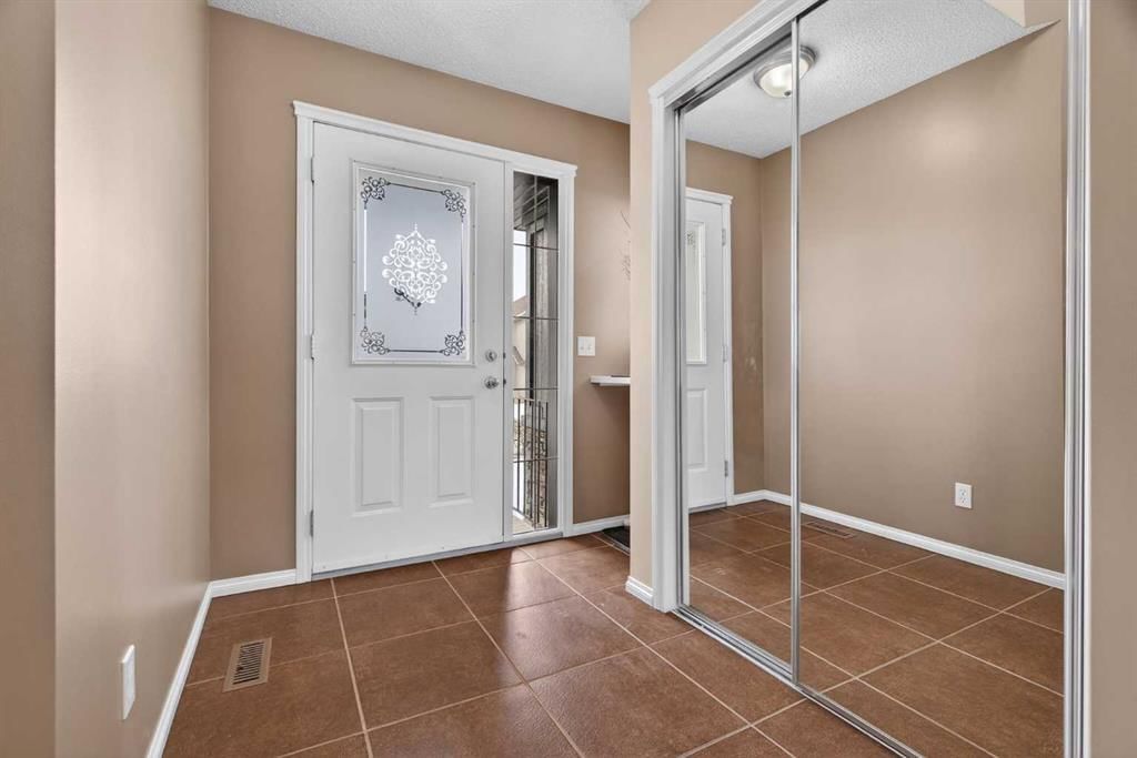 7 Cougar Ridge Bay SW, Calgary — photo 3 of 49