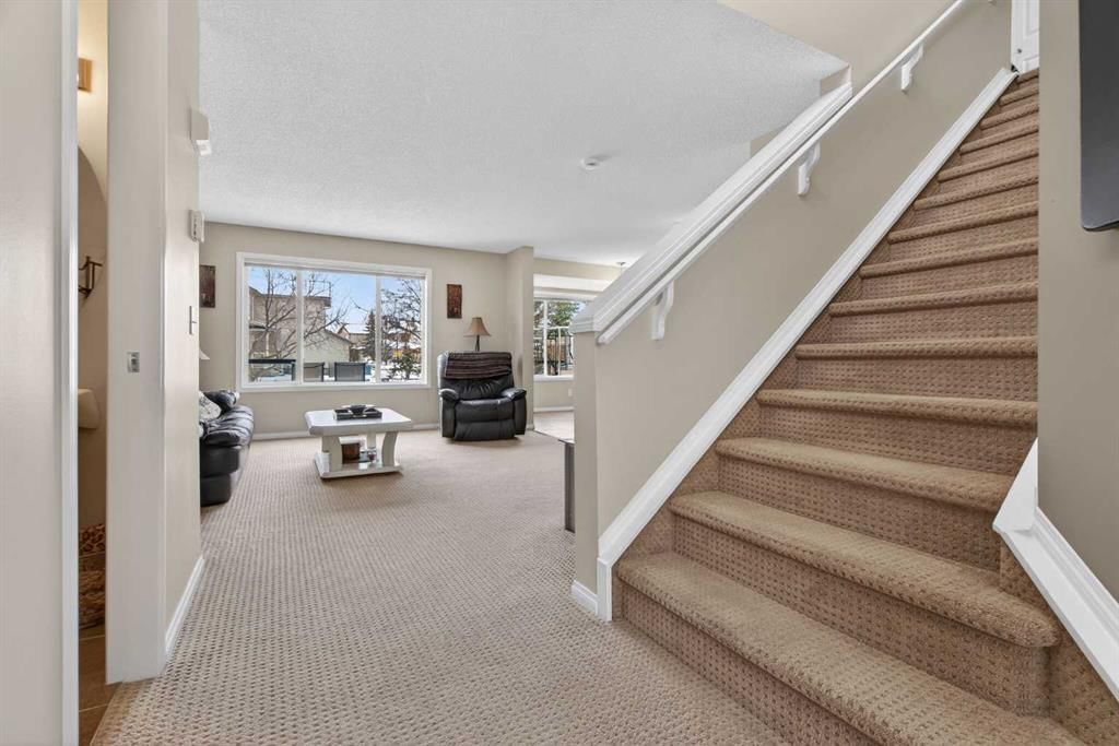 7 Cougar Ridge Bay SW, Calgary — photo 5 of 49