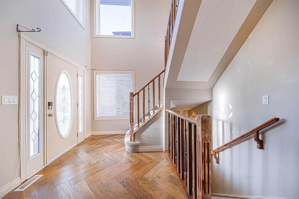 22 Royal Birch Way NW, Calgary — photo 4 of 49