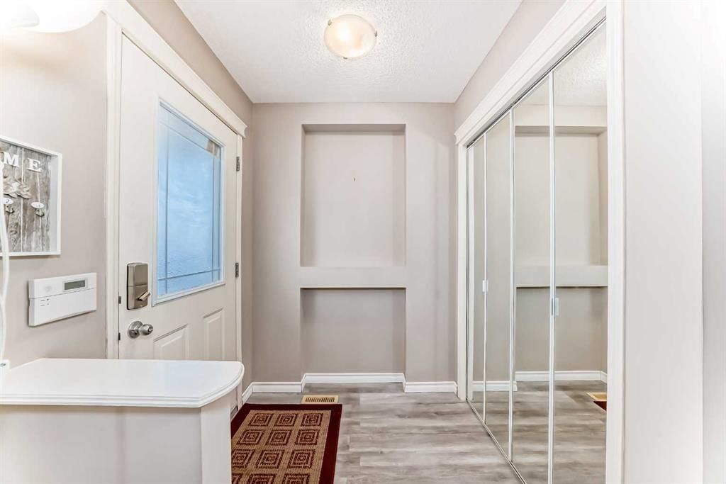 119 Evermeadow Avenue SW, Calgary — photo 3 of 46