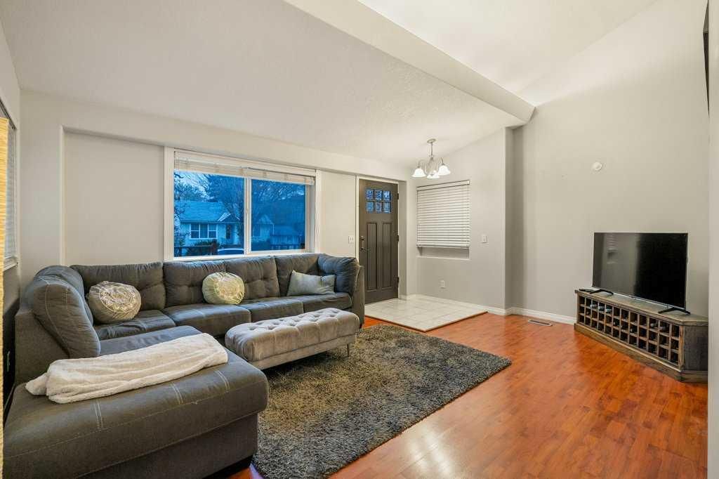 533 12 Avenue NE, Calgary — photo 5 of 31