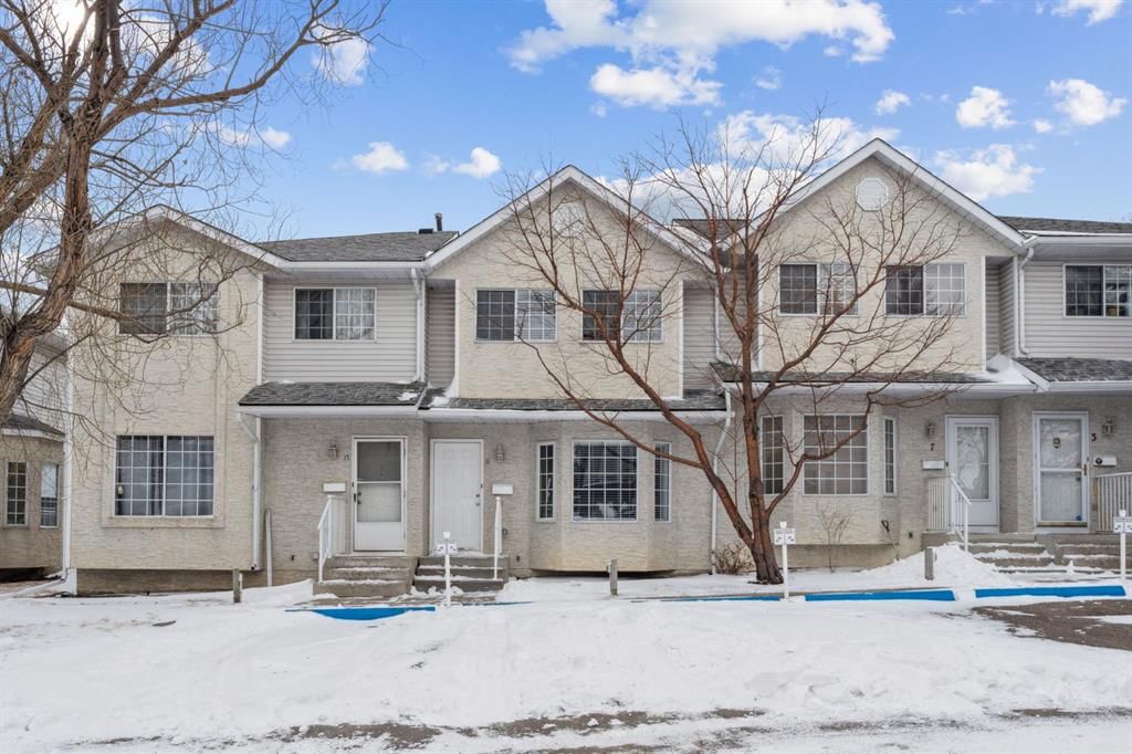 11 BEDFORD Manor NE, Calgary — photo 4 of 30