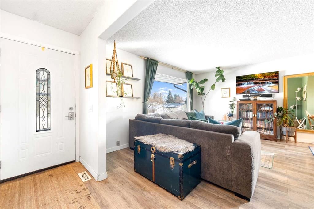 715 130 Avenue SW, Calgary — photo 4 of 49