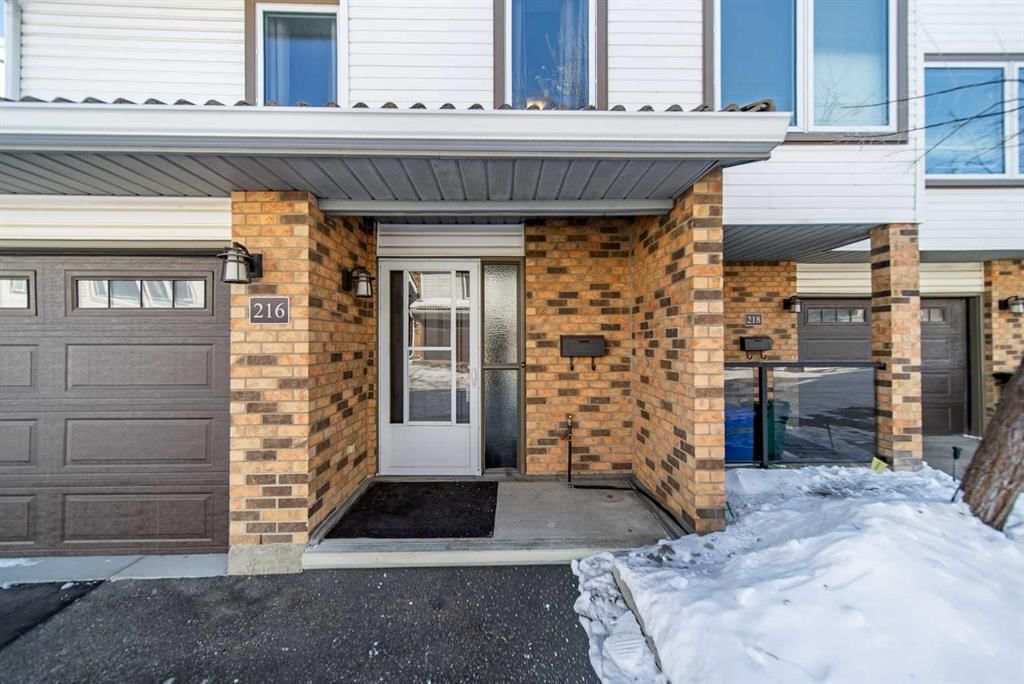 216 Coachway Lane SW, Calgary — photo 2 of 33