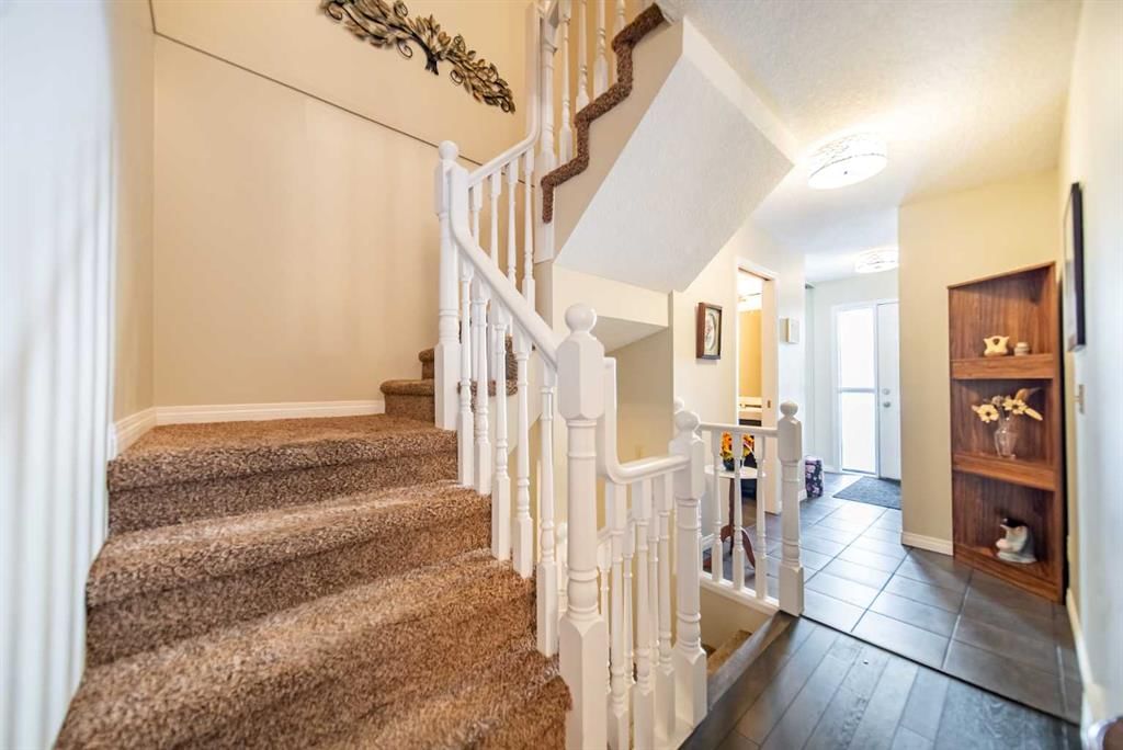 216 Coachway Lane SW, Calgary — photo 3 of 33