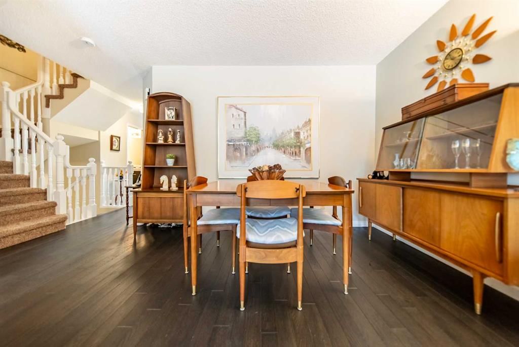 216 Coachway Lane SW, Calgary — photo 4 of 33
